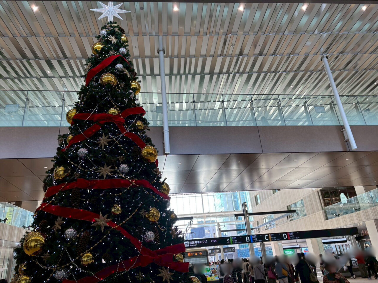 広島駅路面電車乗り場前広場に設置されたクリスマスツリーの全景
