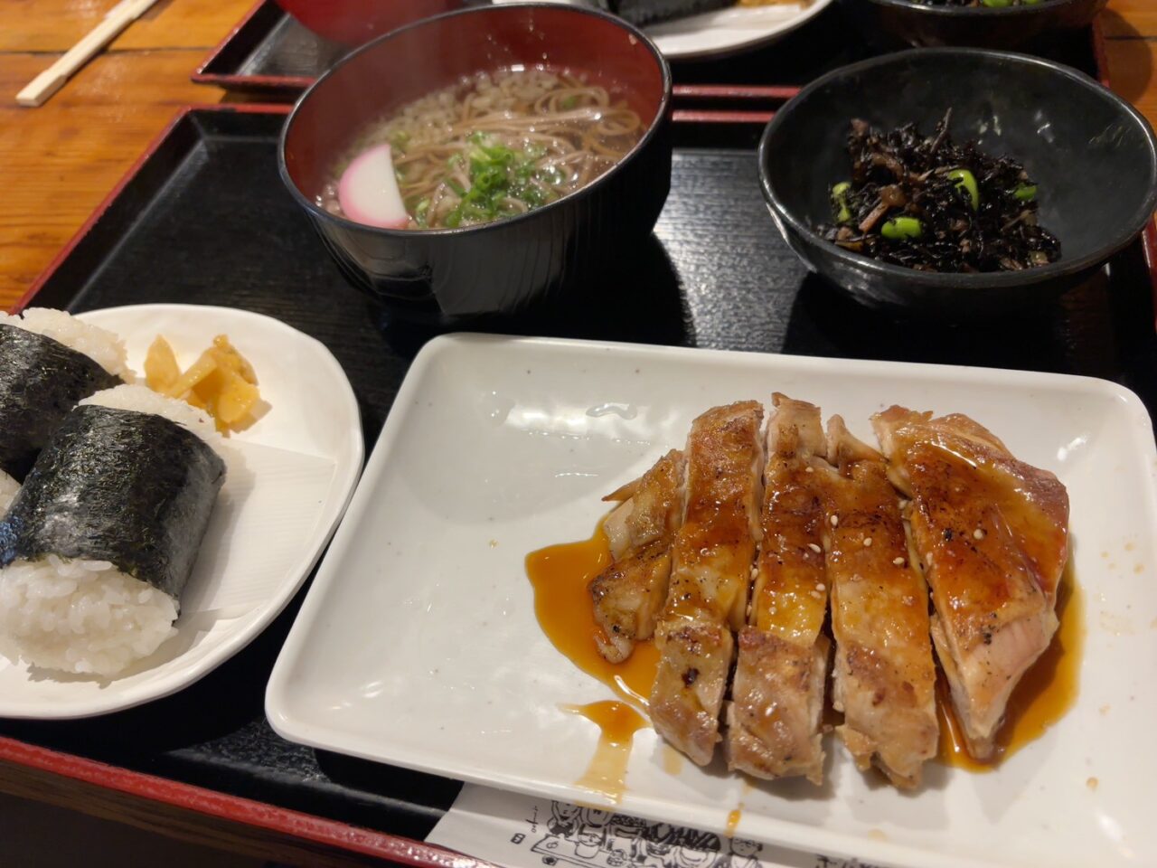 うどんと田舎むすびがセットになったまんぷくセット。