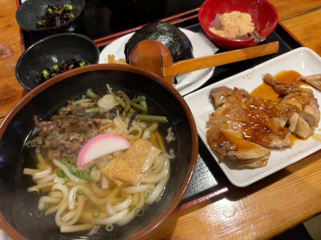 うどんと田舎むすびがセットになったまんぷくセット。