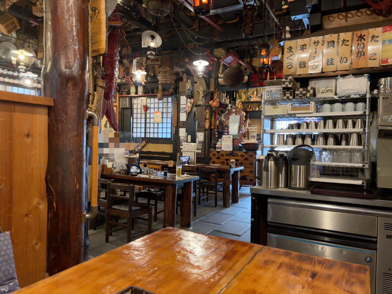 古民芸風の落ち着いた店内の様子。