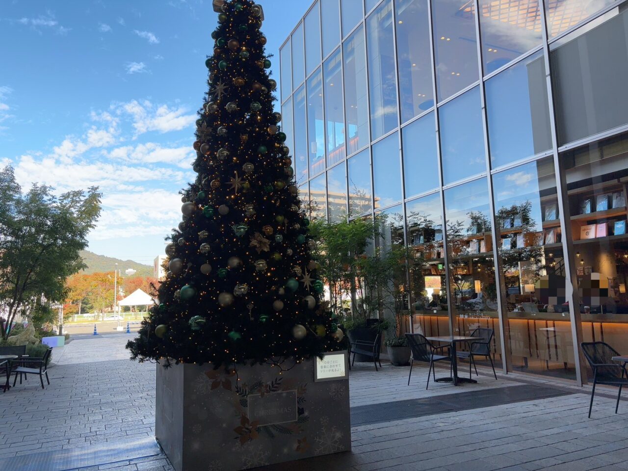 レクトのエントランスに設置されたクリスマスツリー。音楽に合わせてライトが点灯する幻想的な演出。