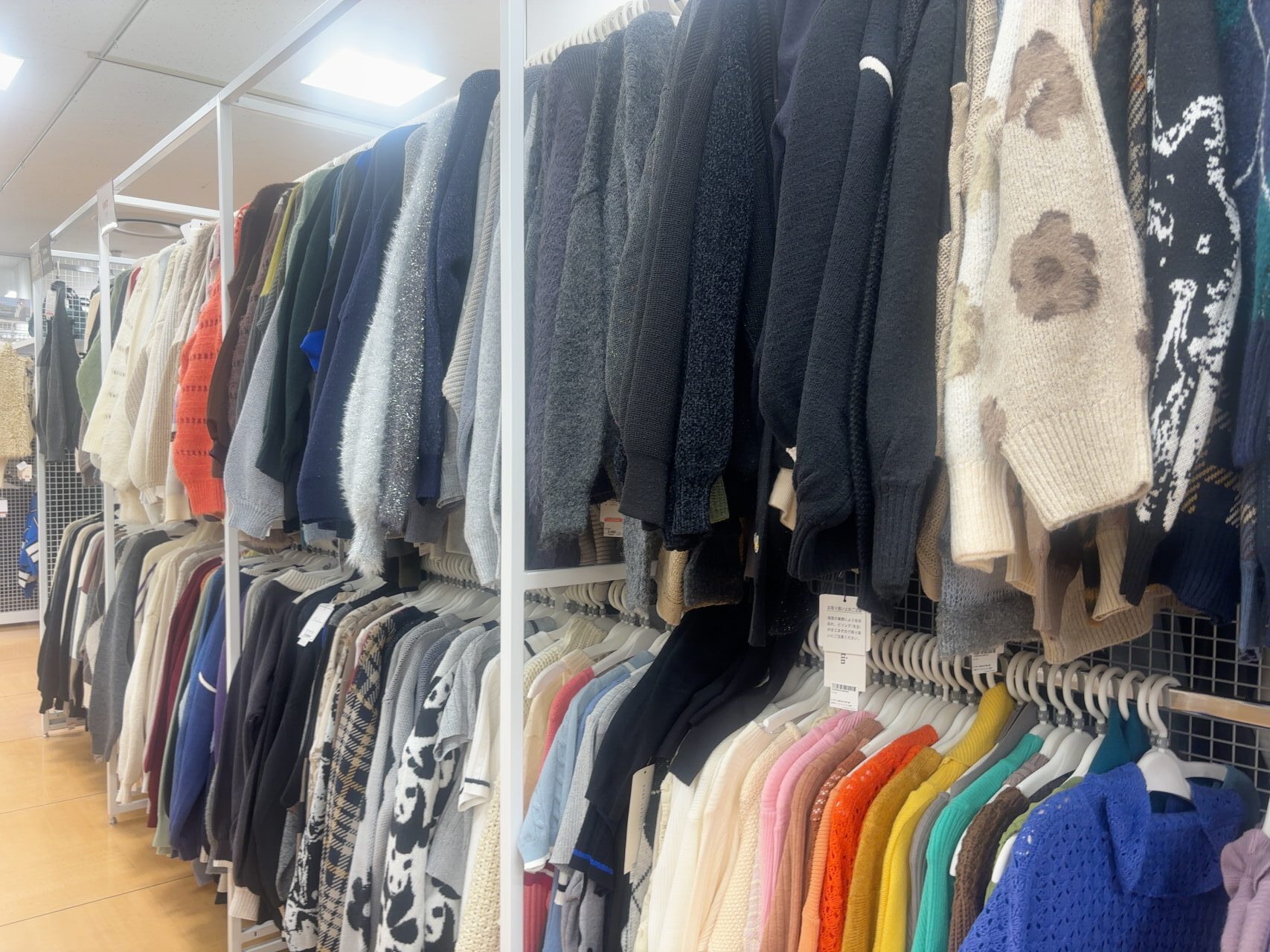 バッグやアウターなど商品が並ぶLuck Rackアルパーク店の売り場