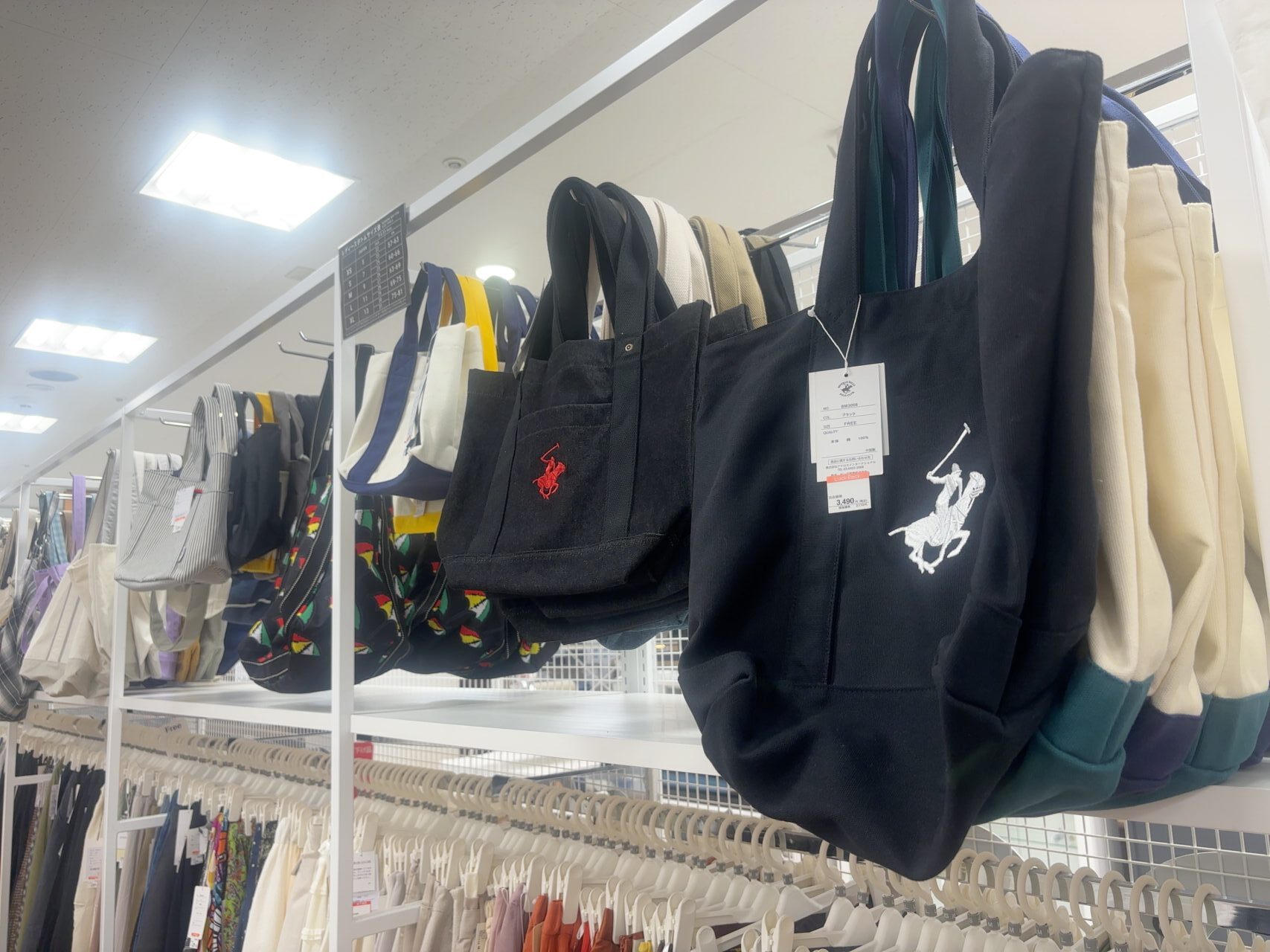 バッグやアウターなど商品が並ぶLuck Rackアルパーク店の売り場