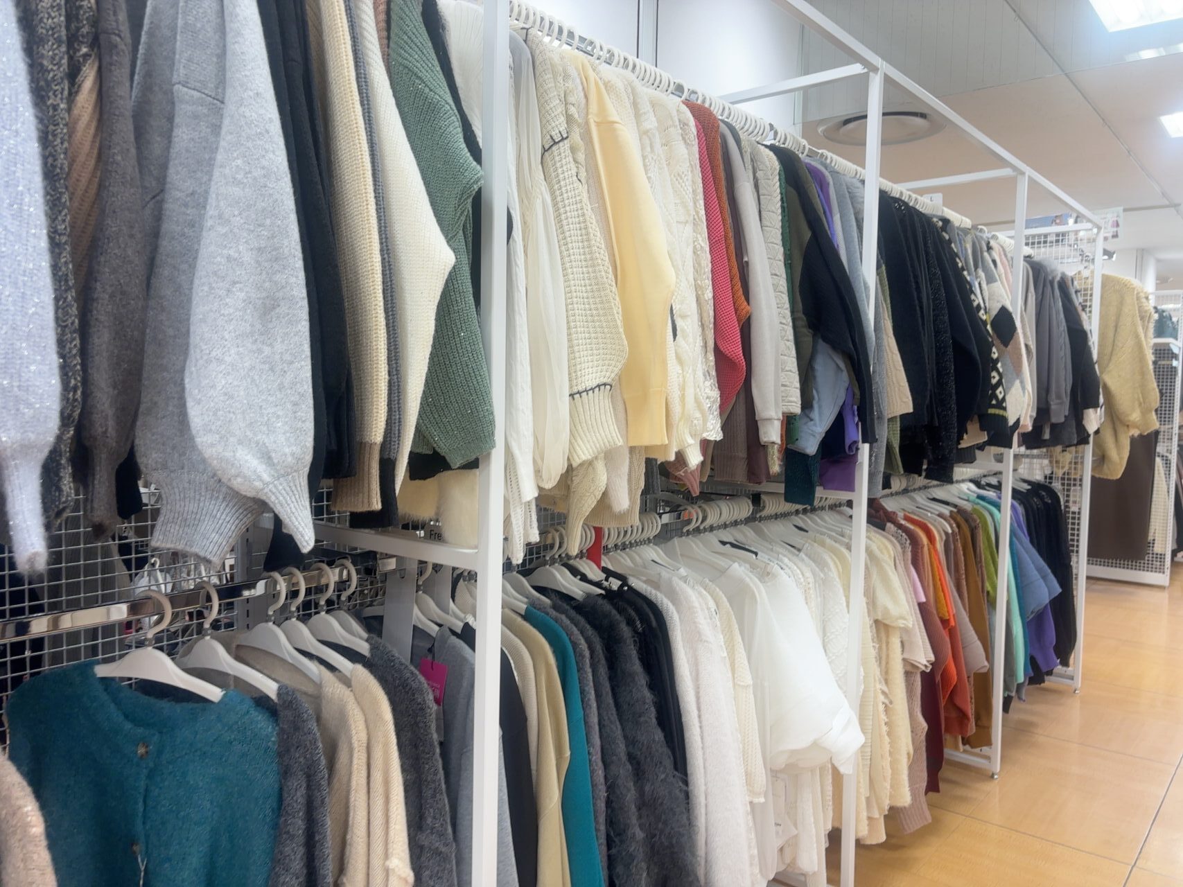 バッグやアウターなど商品が並ぶLuck Rackアルパーク店の売り場