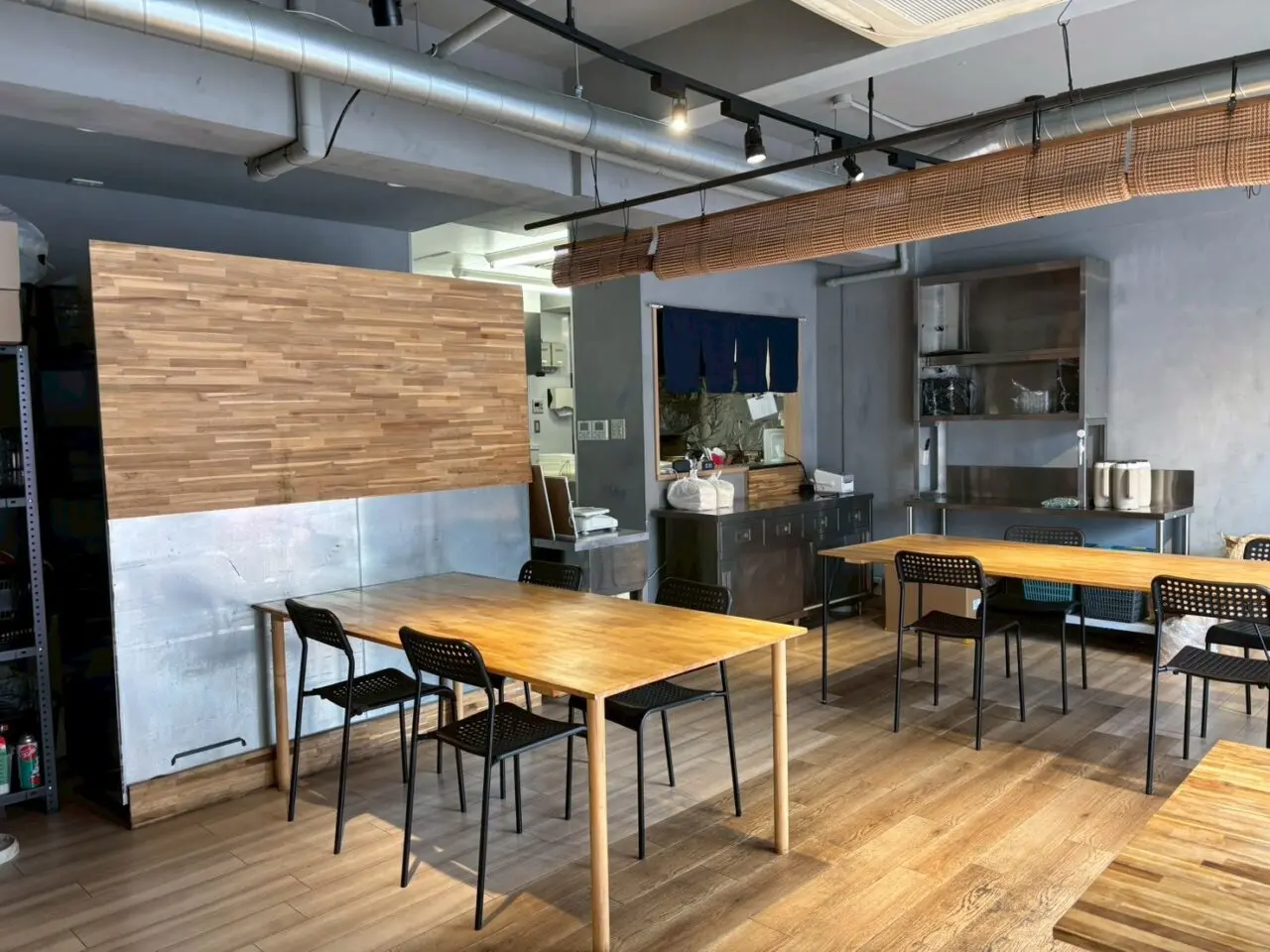 「テーブル席がある軒下弁当の店内の様子」