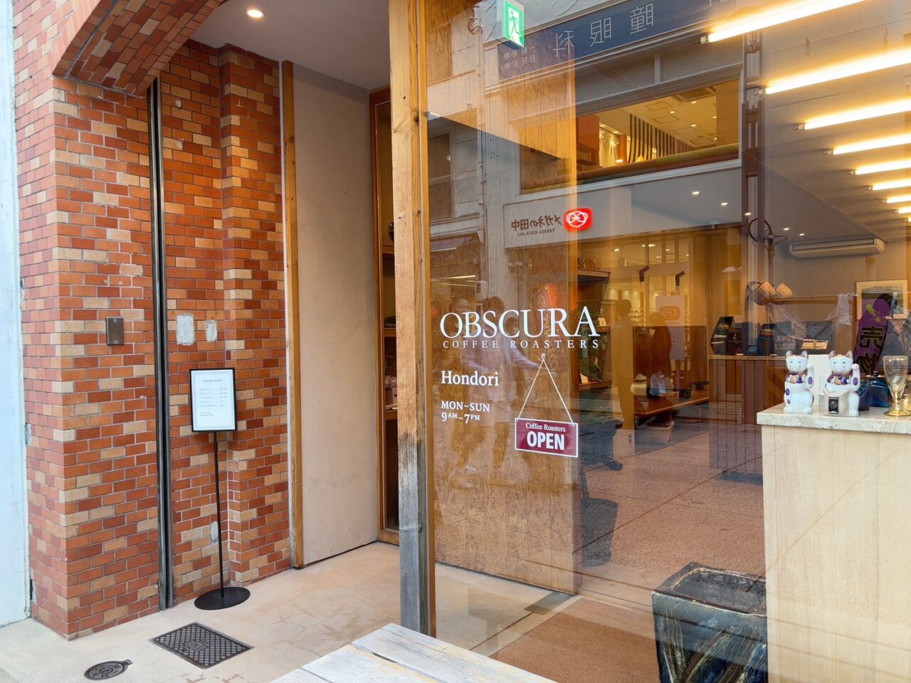 本通りにある「OBSCURA COFFEE ROASTERS Hondori」の外観