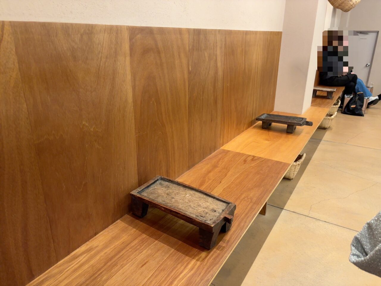 店内の様子。カウンターやイートインスペースが見える内観