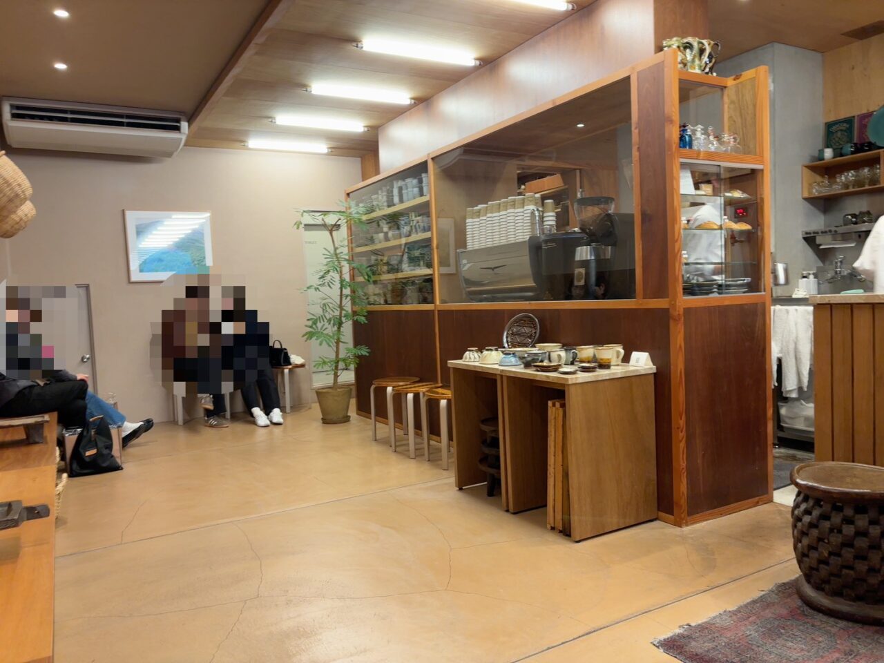 店内の様子。カウンターやイートインスペースが見える内観