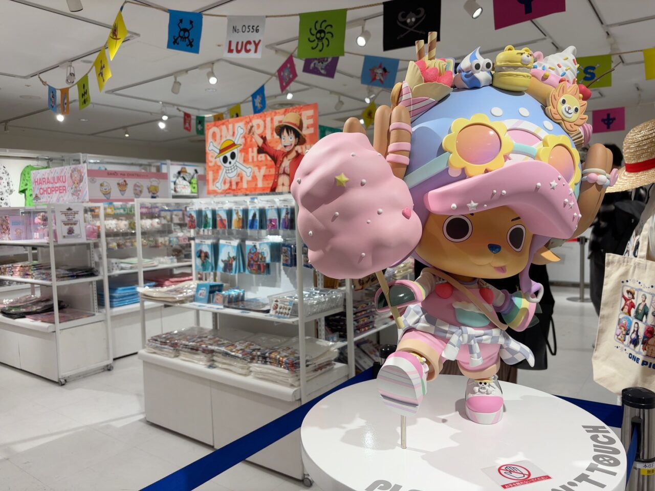 広島PARCO本館6階に登場した「ONE PIECE 麦わらストア」期間限定ショップの外観。大きなパネルやチョッパーの置物が並ぶ入口の様子。