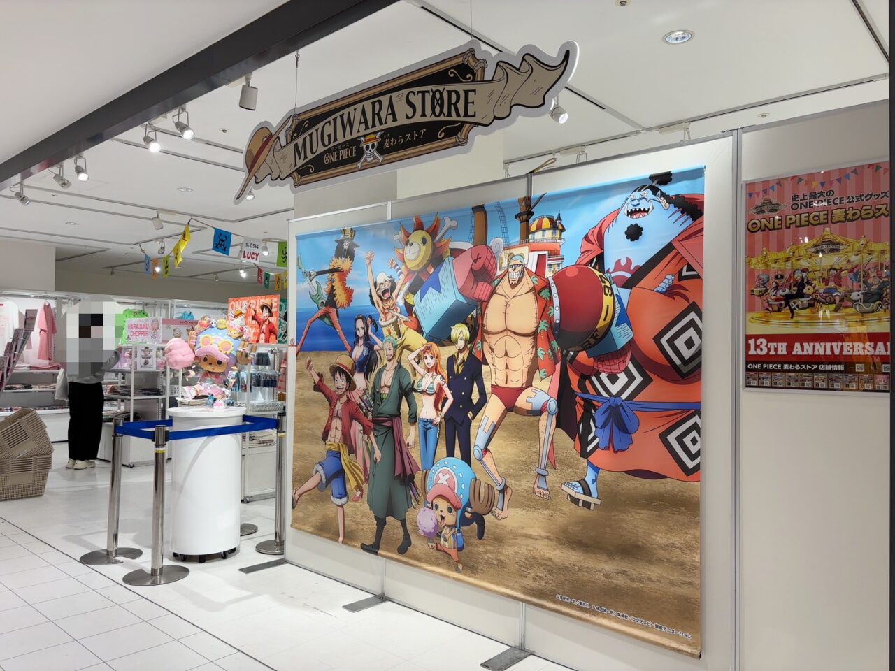 広島PARCO本館6階に登場した「ONE PIECE 麦わらストア」期間限定ショップの外観。大きなパネルやチョッパーの置物が並ぶ入口の様子。