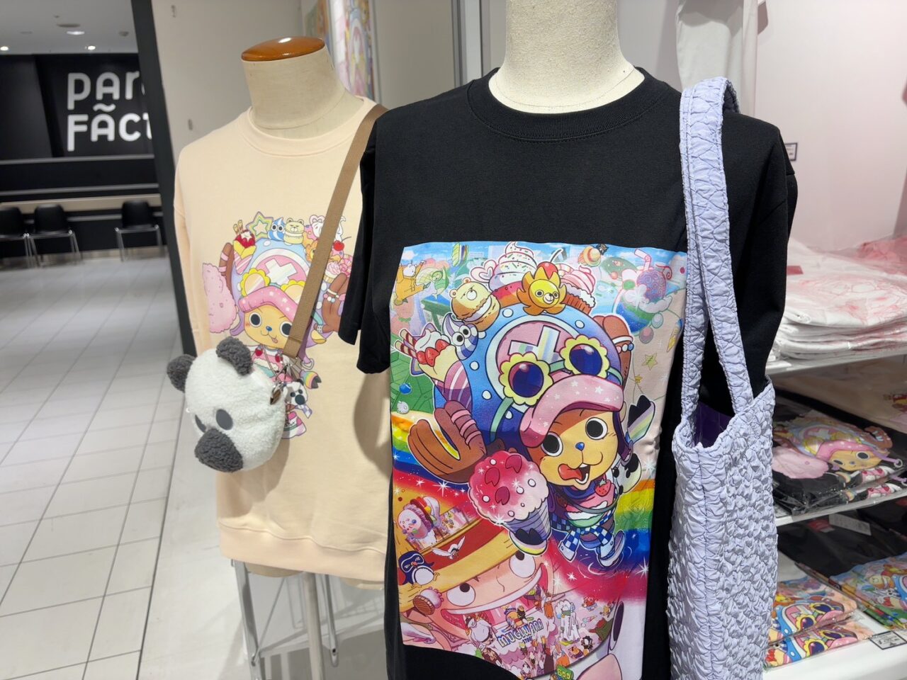 アクリルスタンドや缶バッジ、Tシャツなど、ONE PIECEグッズが並ぶ期間限定ショップ内の売り場の様子。