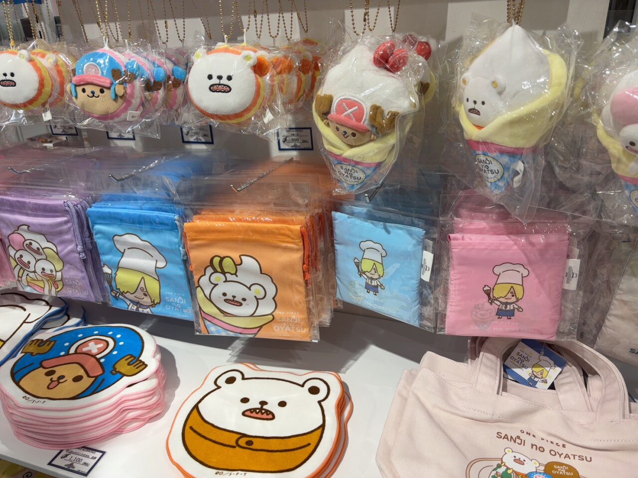 アクリルスタンドや缶バッジ、Tシャツなど、ONE PIECEグッズが並ぶ期間限定ショップ内の売り場の様子。