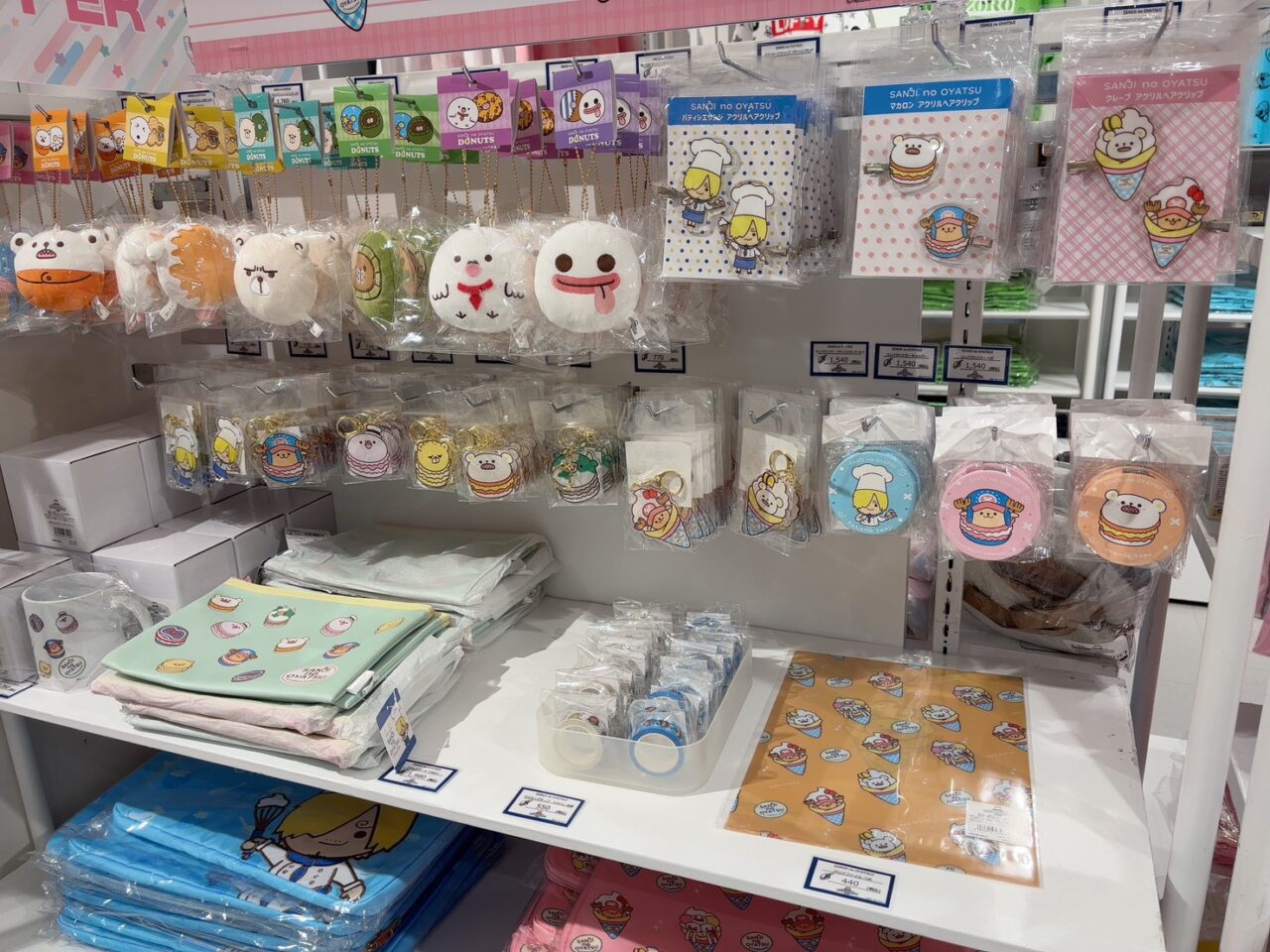 アクリルスタンドや缶バッジ、Tシャツなど、ONE PIECEグッズが並ぶ期間限定ショップ内の売り場の様子。