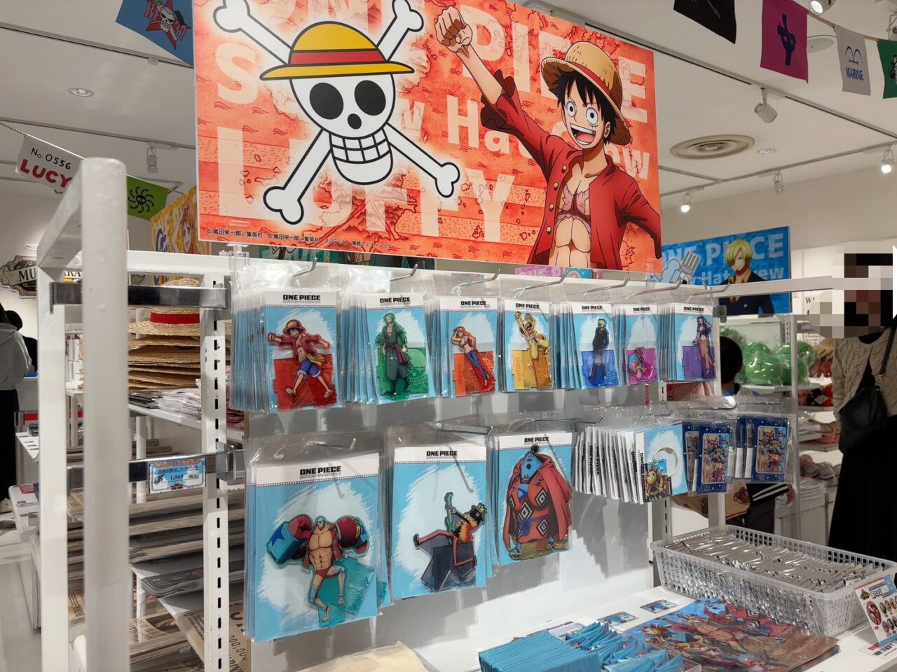 アクリルスタンドや缶バッジ、Tシャツなど、ONE PIECEグッズが並ぶ期間限定ショップ内の売り場の様子。