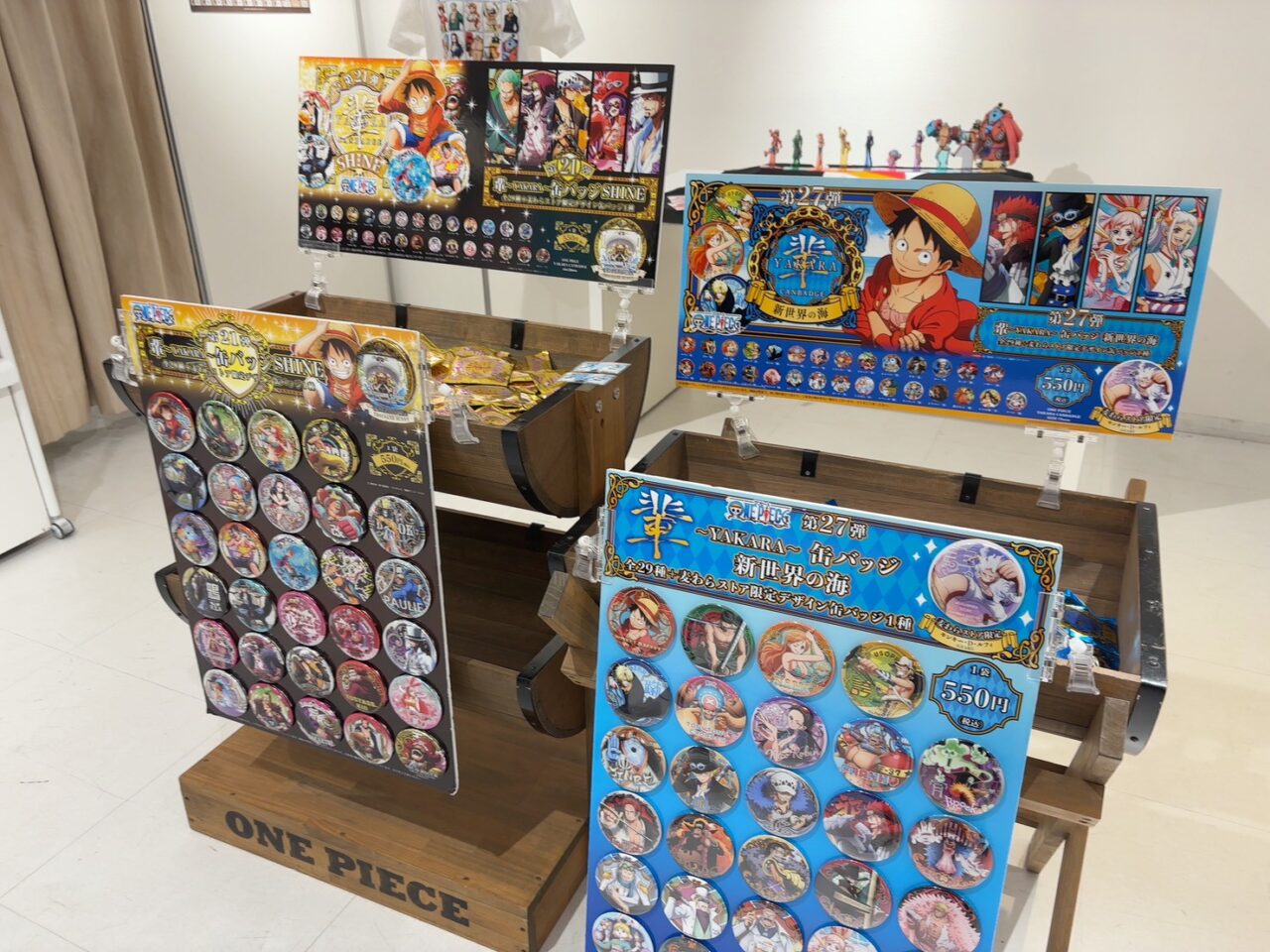 アクリルスタンドや缶バッジ、Tシャツなど、ONE PIECEグッズが並ぶ期間限定ショップ内の売り場の様子。