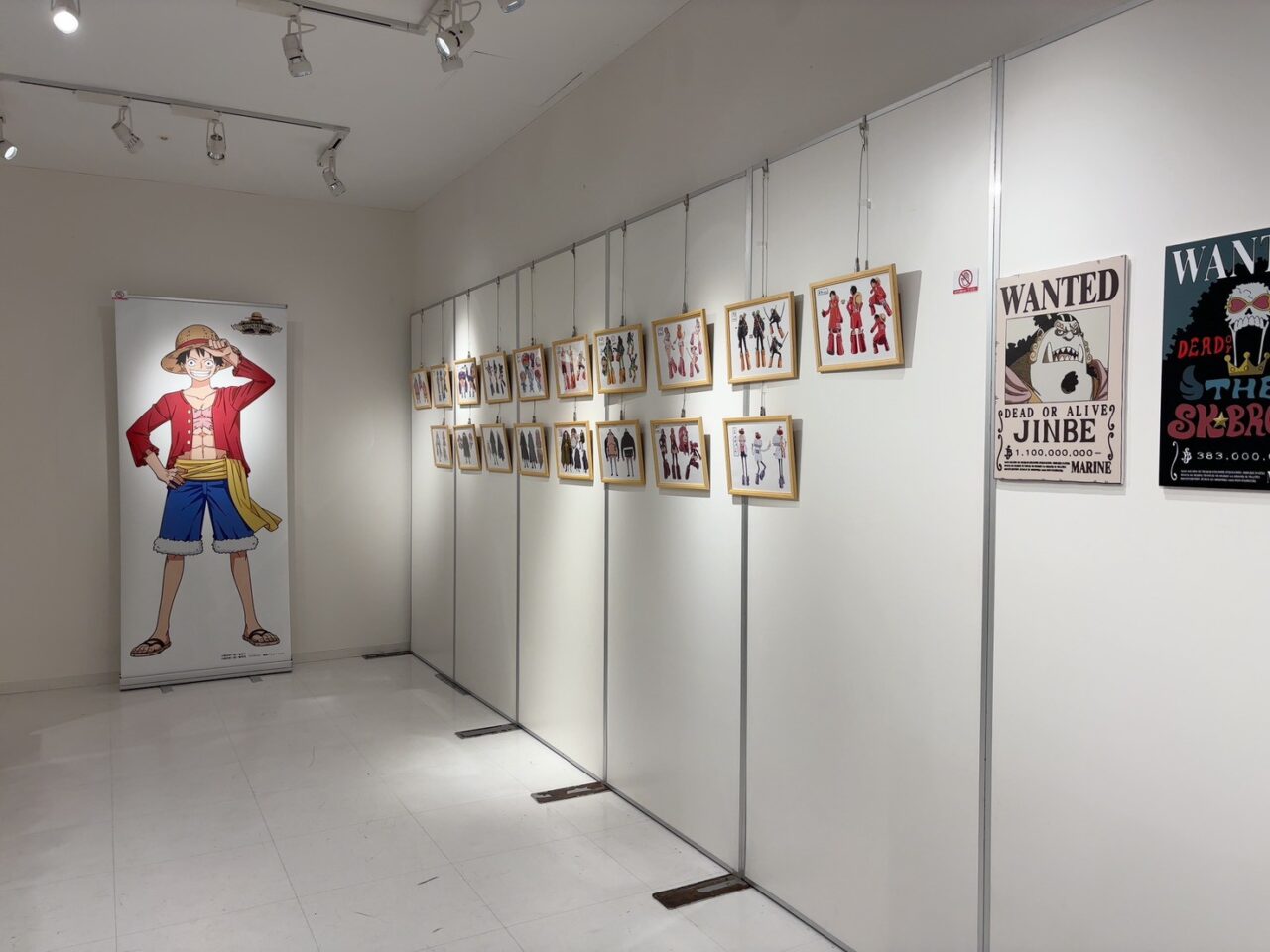 アクリルスタンドや缶バッジ、Tシャツなど、ONE PIECEグッズが並ぶ期間限定ショップ内の売り場の様子。