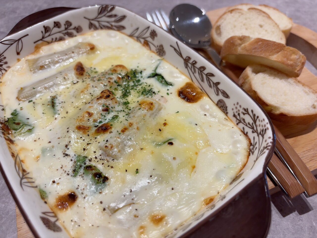 フードホールで注文した実際の料理がテーブルに並んでいる様子