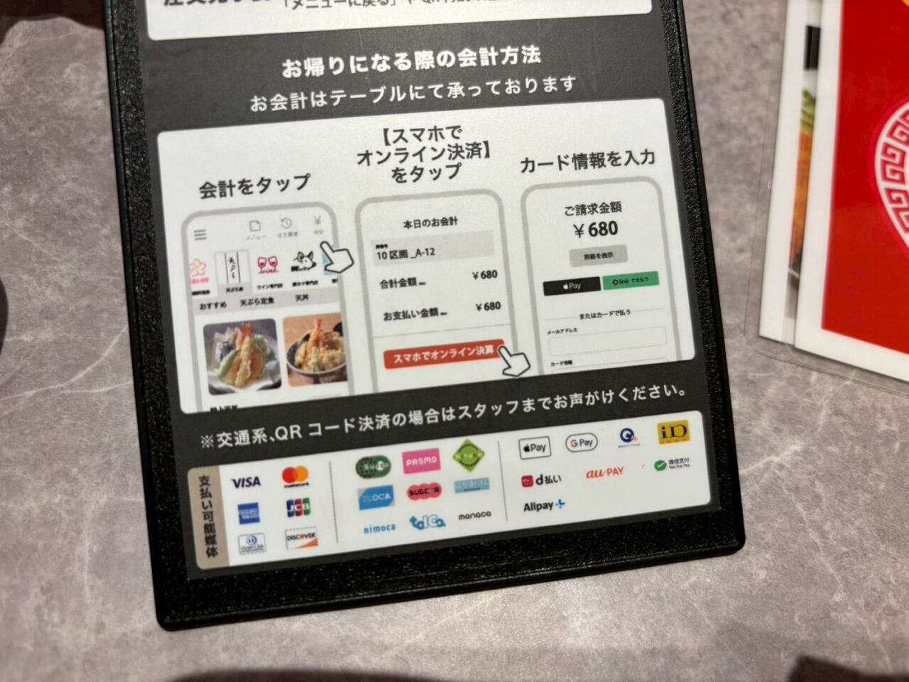 広々としたフードホール内の客席エリアの様子