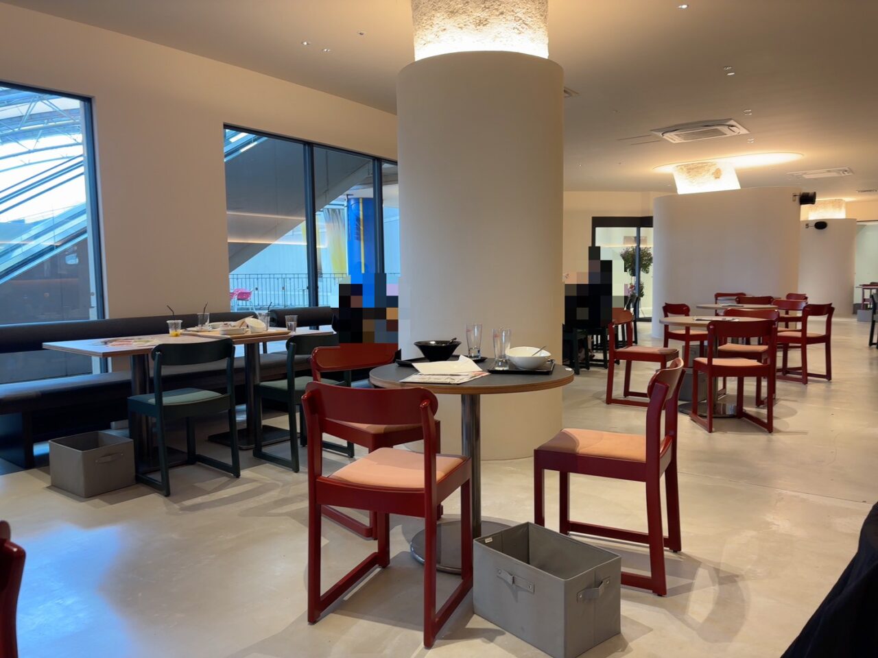 広々としたフードホール内の客席エリアの様子