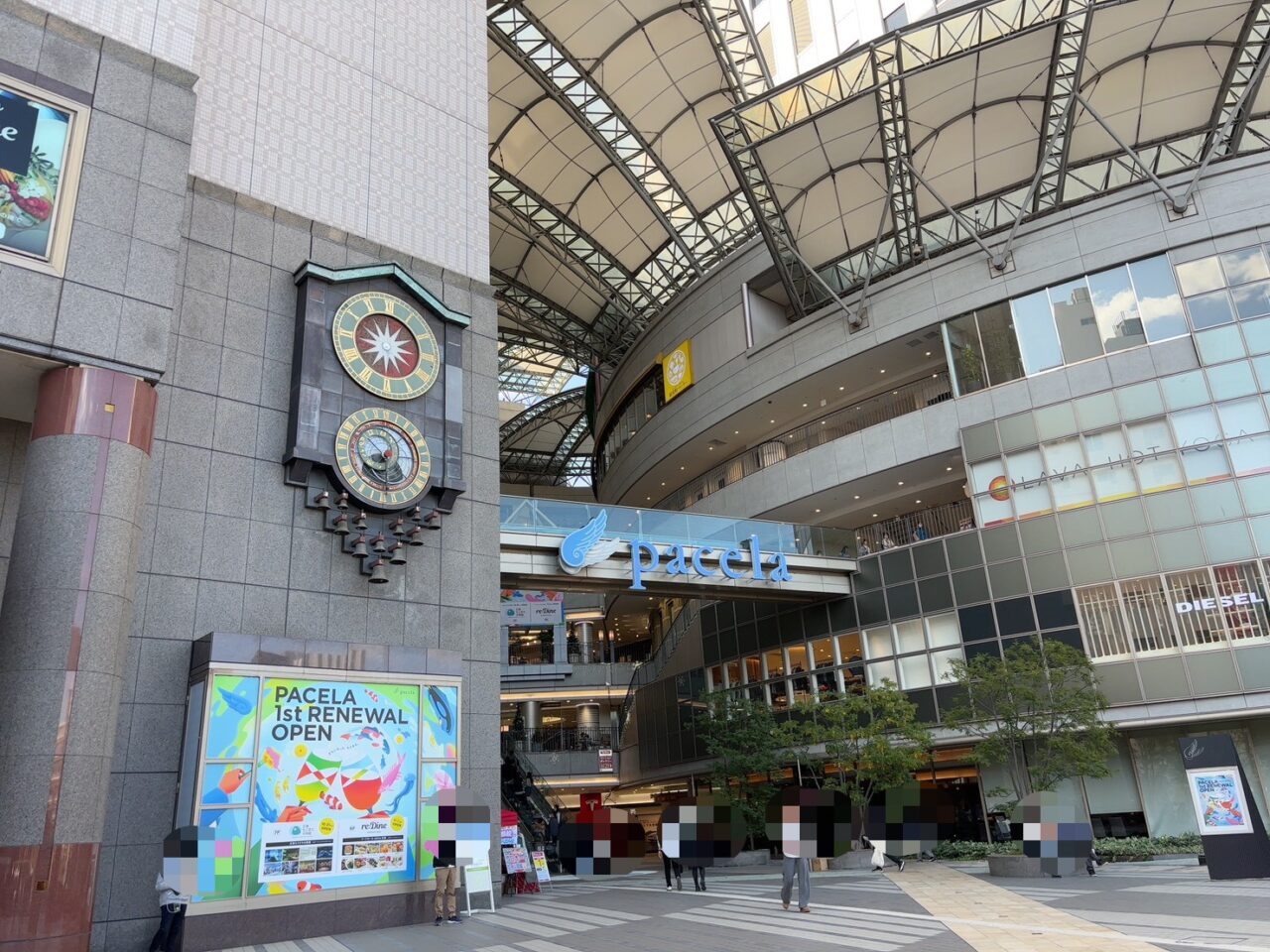 パセーラの建物外観を撮影した様子