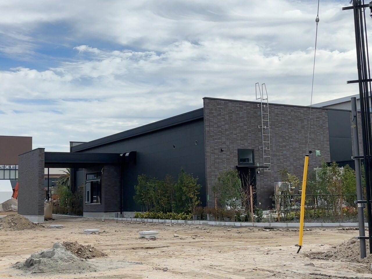 イオンタウン楽々園の新しい建物の外観工事の様子