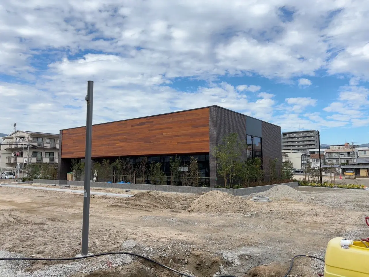 イオンタウン楽々園の新しい建物の外観工事の様子