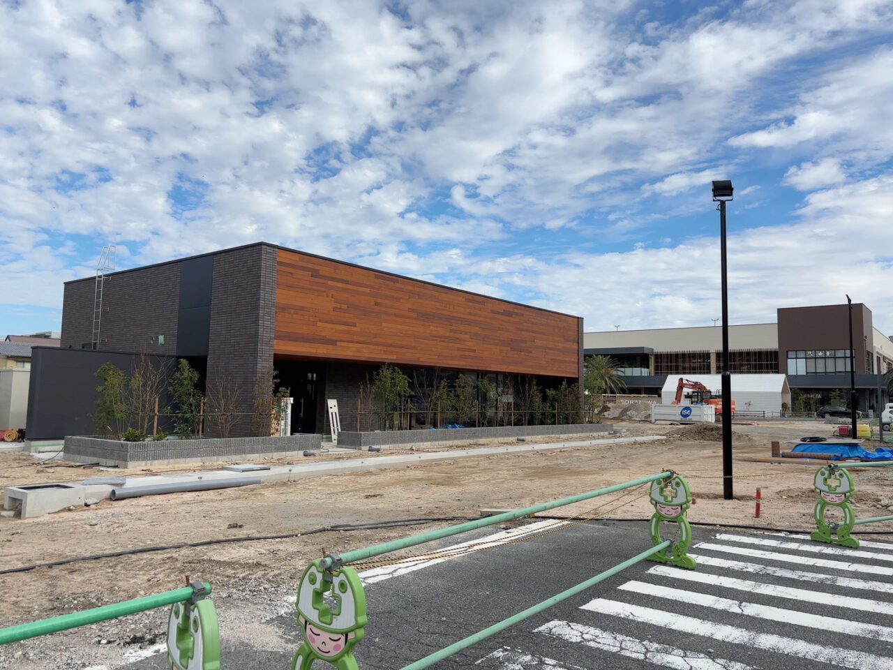 イオンタウン楽々園の新しい建物の外観工事の様子