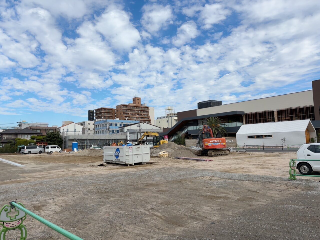 同じ敷地内で進むもう一棟の建設工事の様子