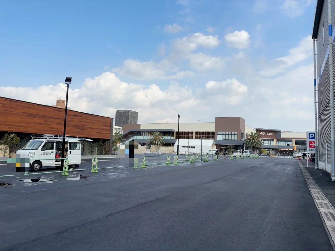 イオンタウン楽々園の敷地がきれいに舗装され、車の動線がイメージしやすい状態になっている様子。