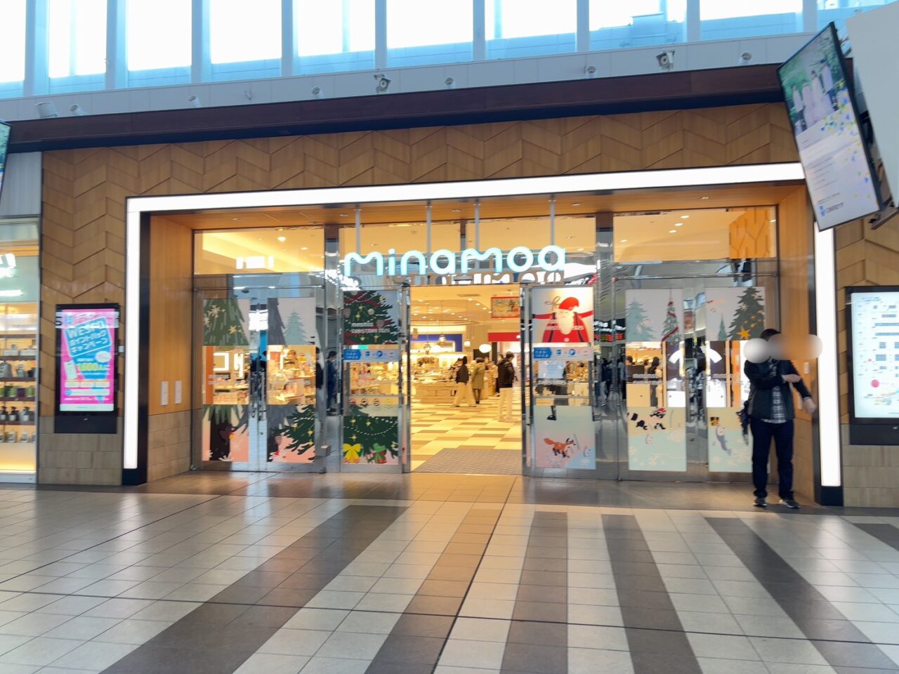 minamoa「ソラモア広場」で準備が進む屋上はしご酒イベント会場