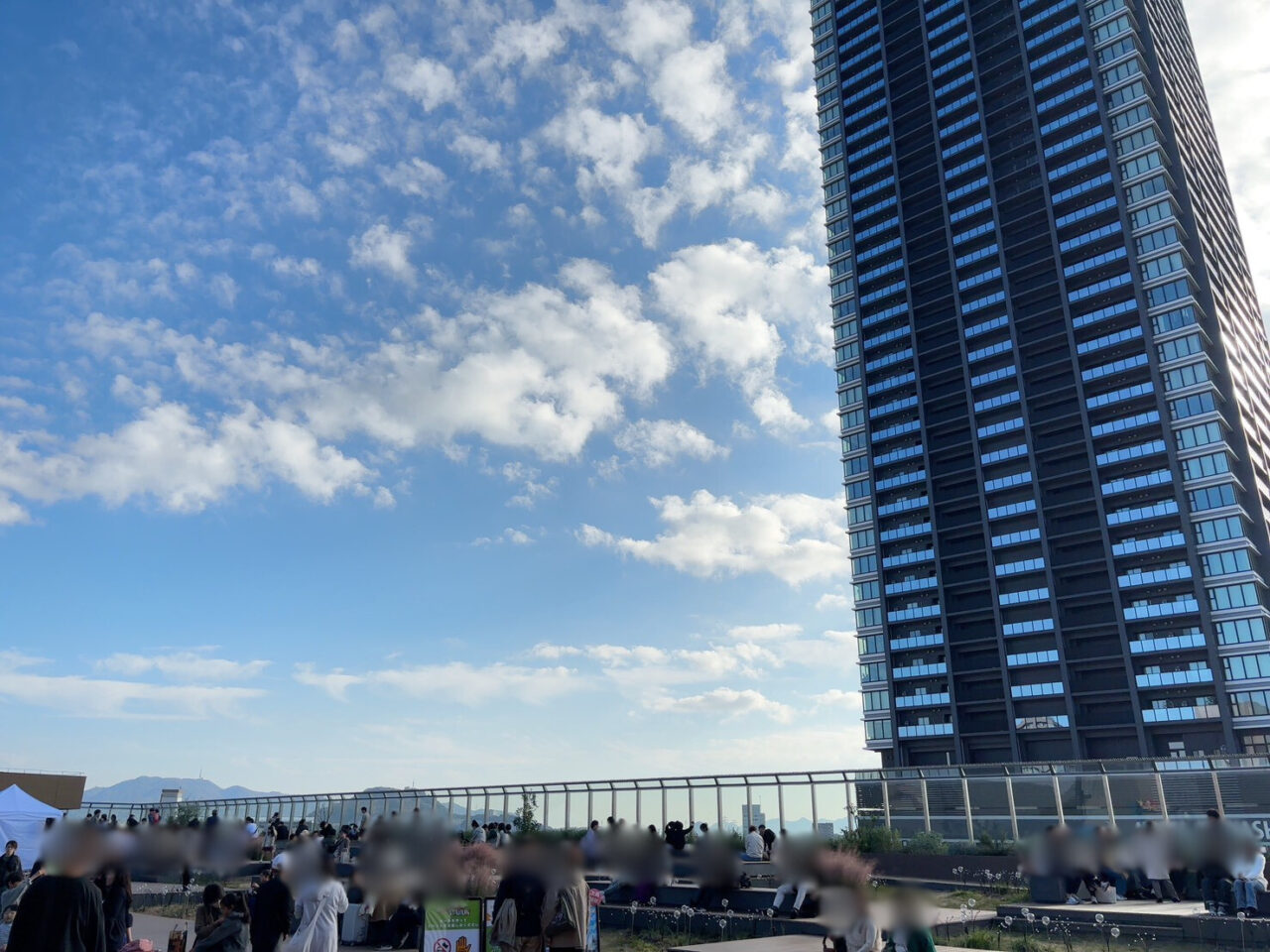 minamoa「ソラモア広場」で準備が進む屋上はしご酒イベント会場