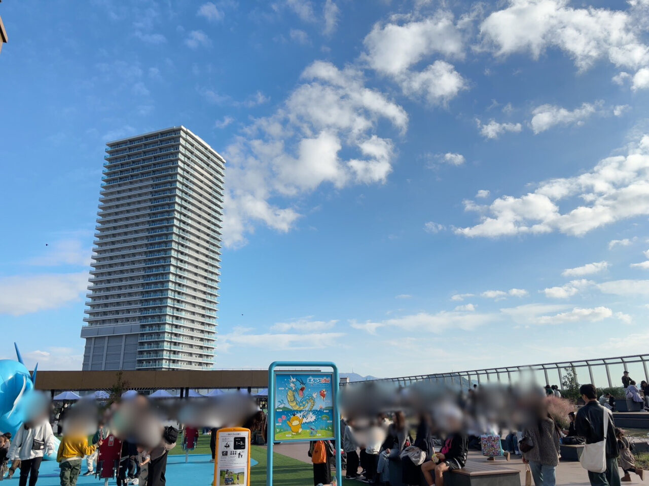 minamoa「ソラモア広場」で準備が進む屋上はしご酒イベント会場