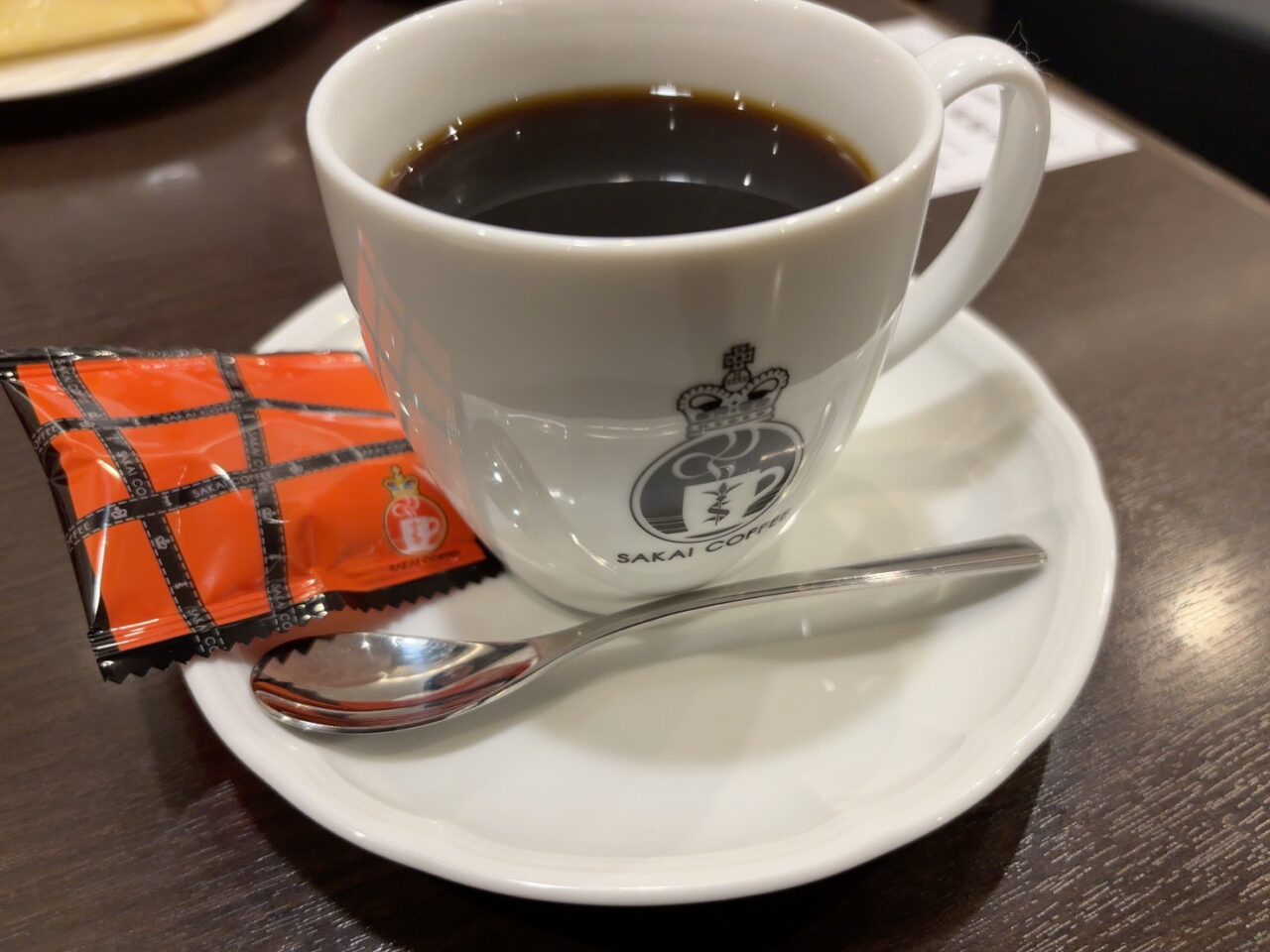 豆菓子が添えられたさかい珈琲のコーヒー