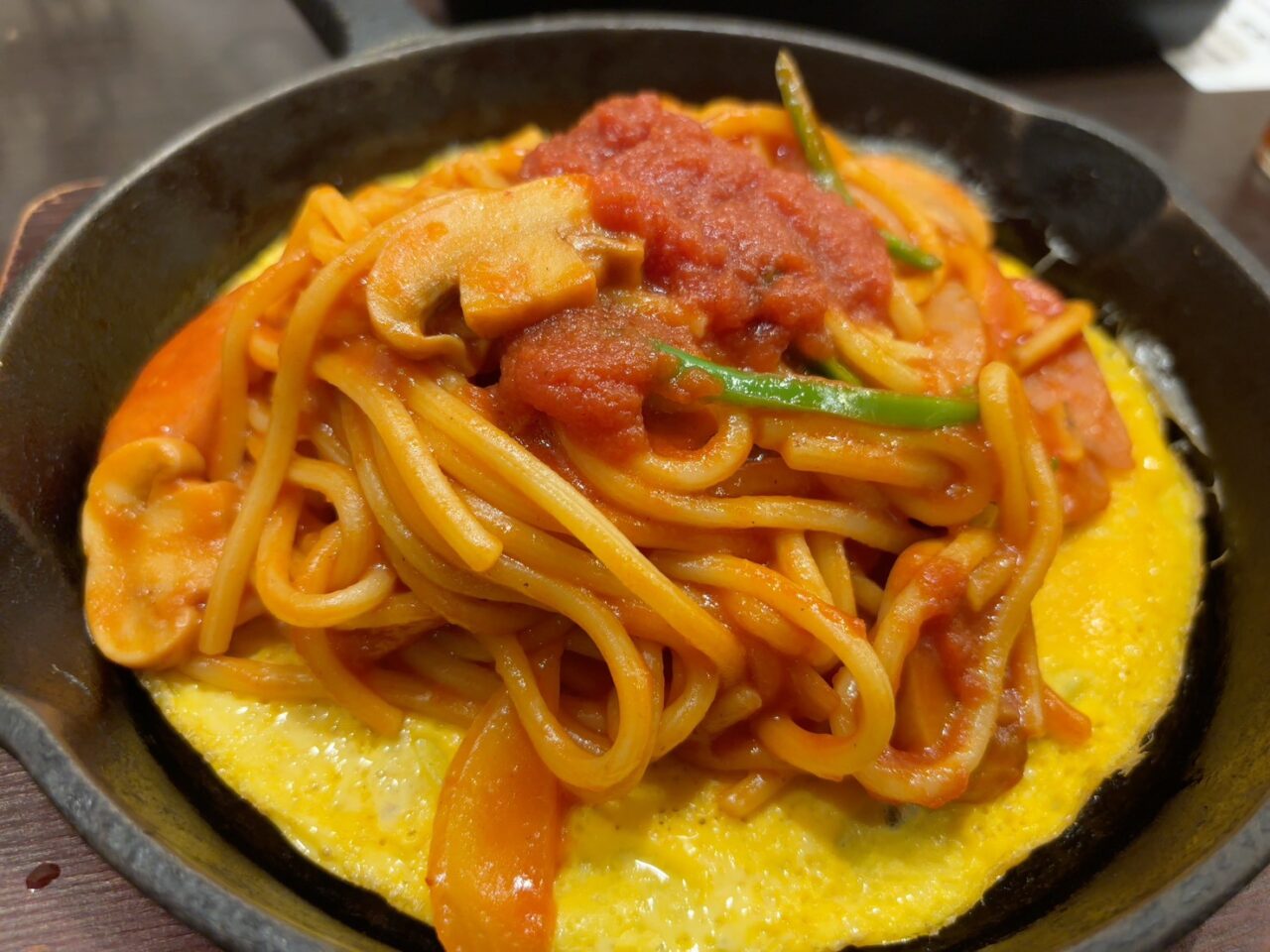 鉄板で提供される千田町限定のナポリタン