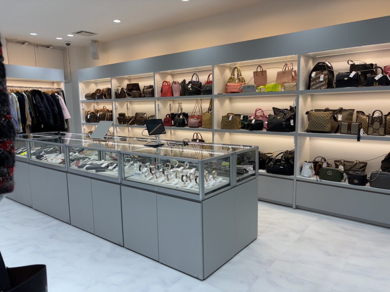 2階のLUXURY・DESIGNERSエリアのブランドバッグや衣類の売り場。