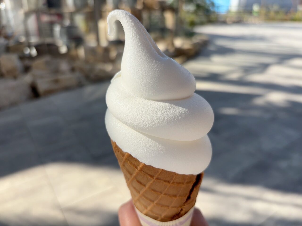 SORANIWAで販売されているソフトクリーム。牛乳の味が濃厚で満足感のある一品。