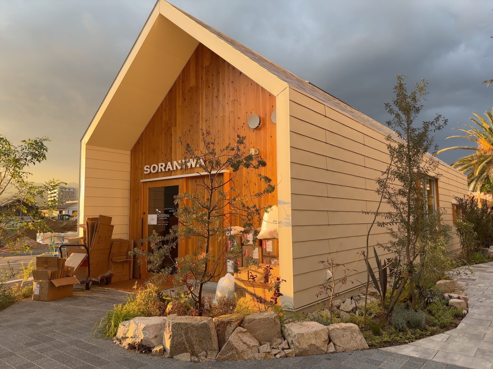 SORANIWAの外観。木目調の温かみあるデザインの建物
