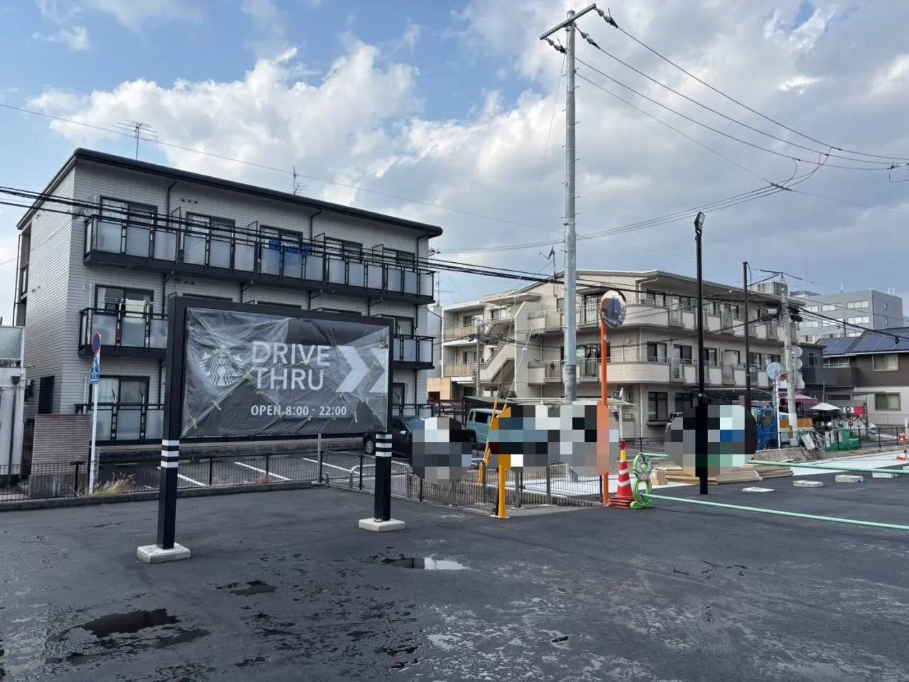 スターバックスに設置されたドライブスルーの看板。営業時間8:00～22:00と表示されている。