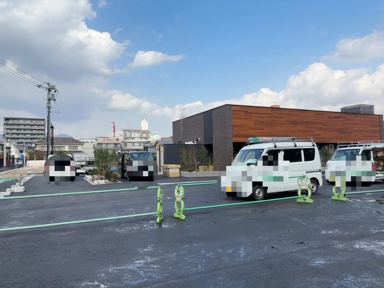 イオンタウン楽々園で建設が進むスターバックスの外観。店舗の形がほぼ完成している様子。