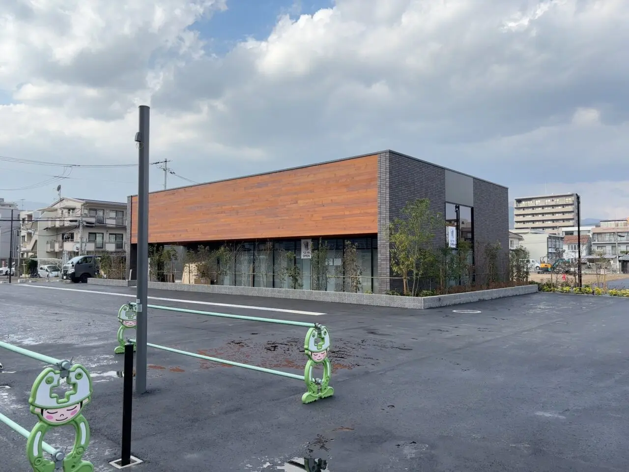 イオンタウン楽々園で建設が進むスターバックスの外観。店舗の形がほぼ完成している様子。