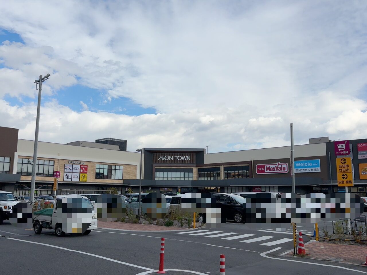 「イオンタウン楽々園で進むスターバックス新店舗工事の外観。看板が立ち、更地が広がる様子」