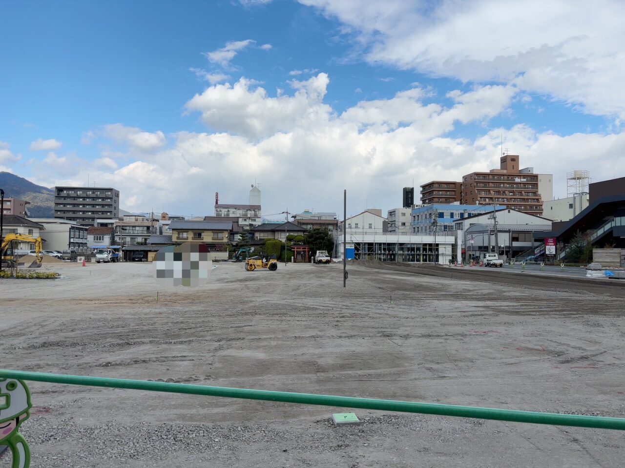 「イオンタウン楽々園で進むスターバックス新店舗工事の外観。看板が立ち、更地が広がる様子」