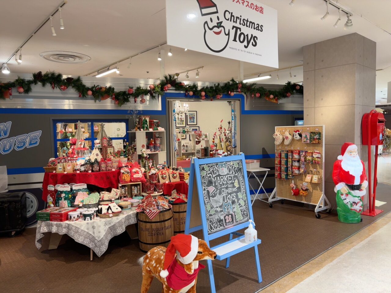 サンモール5階にあるクリスマスマーケット会場の全体の雰囲気。