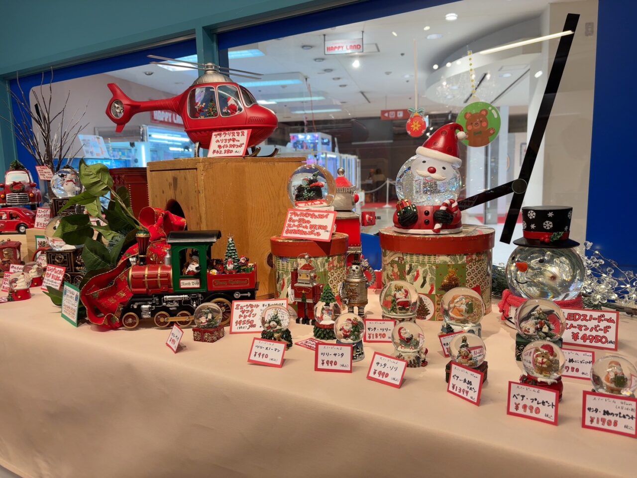 サンタやスノーマンなど、クリスマスの置物が並ぶ棚。