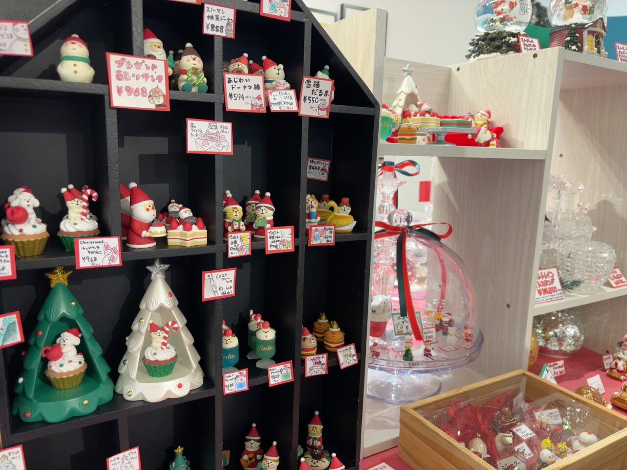 サンタやスノーマンなど、クリスマスの置物が並ぶ棚。