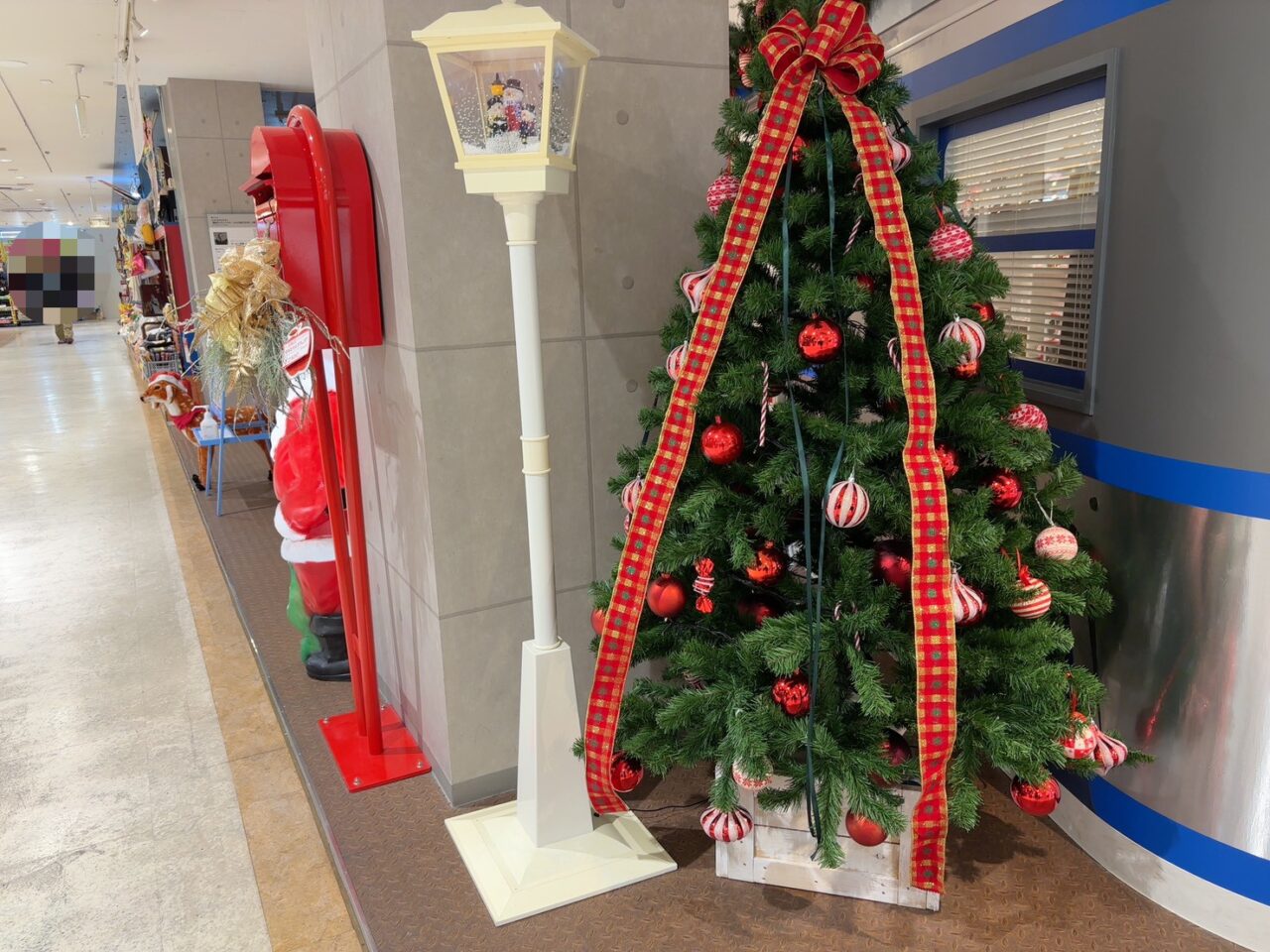 マーケット入口に飾られたクリスマスツリー。