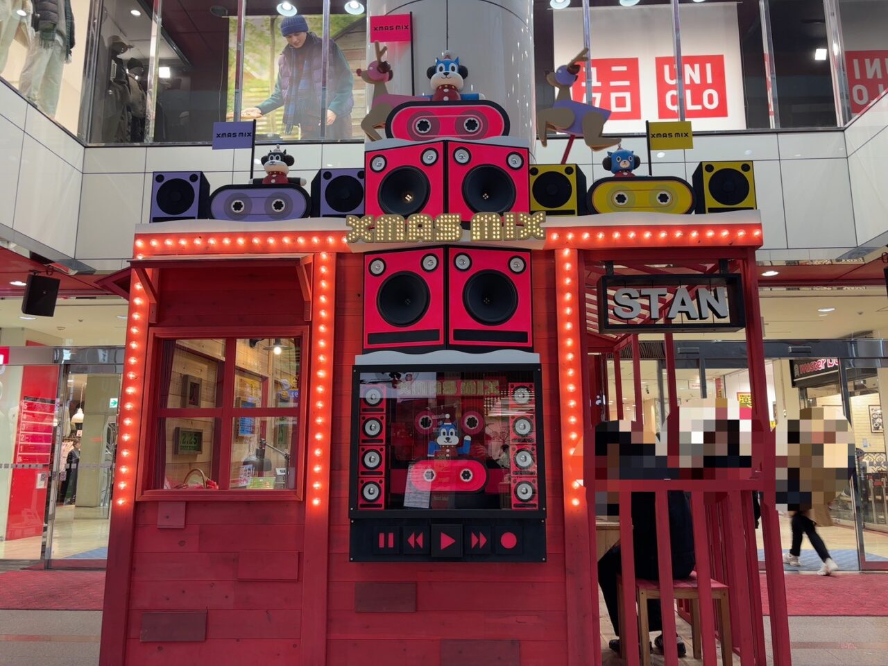 サンモールの入口外観。館前の様子が分かる写真。