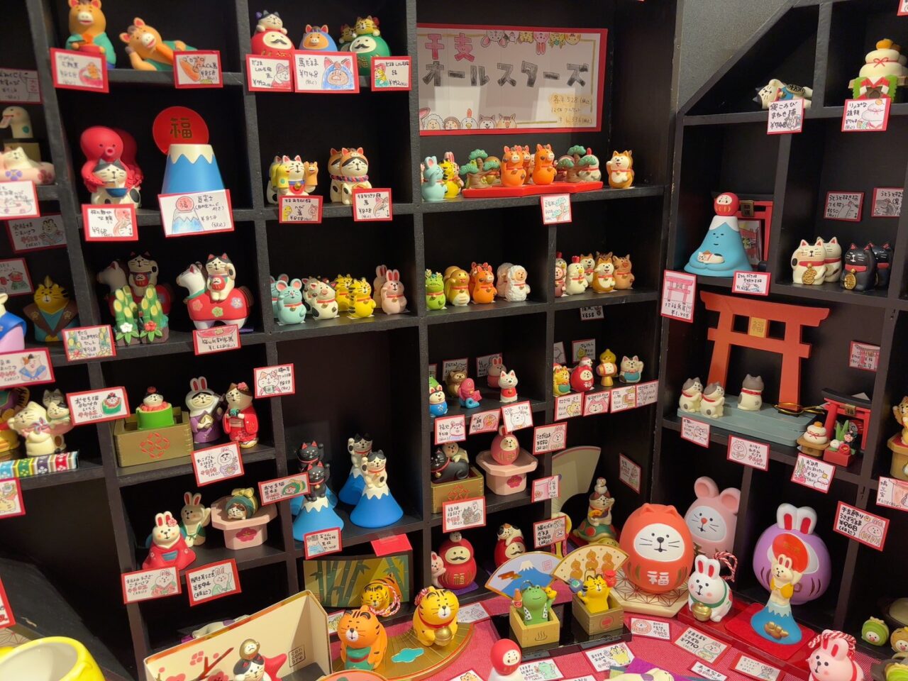 お正月にちなんだ縁起物の置物が陳列されたコーナー。