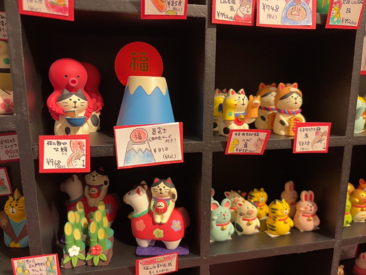 お正月にちなんだ縁起物の置物が陳列されたコーナー。