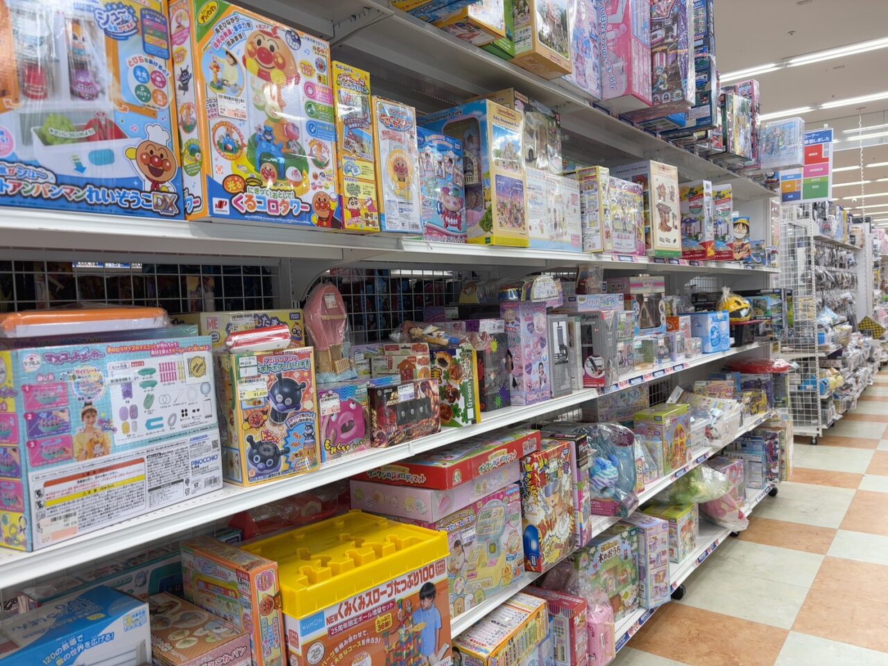 リニューアル後の駿河屋店内、フィギュアコーナー